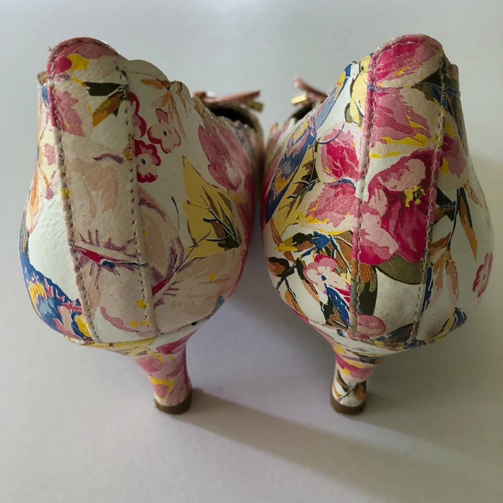 Me Too Caprice 6.5M Scallop Floral Pump Z10